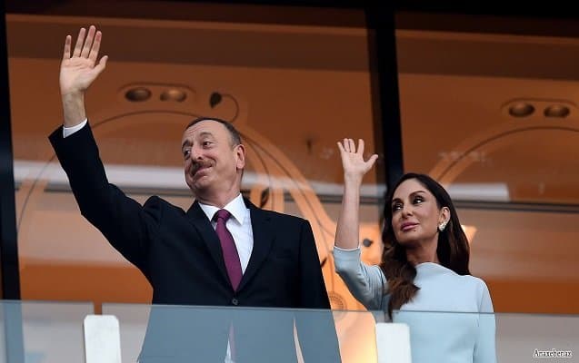 Prezident və xanımı voleybol matçında