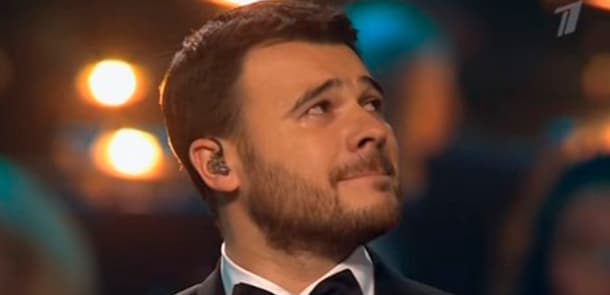 Emin Ağalarov səhnədə ağladı (VİDEO)