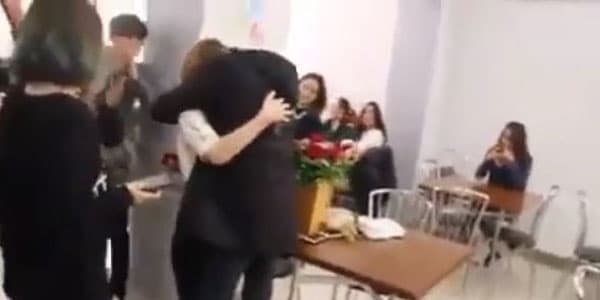 Bakıda tələbə oğlan universitetin bufetində sevgilisinə evlilik təklif etdi (VİDEO)