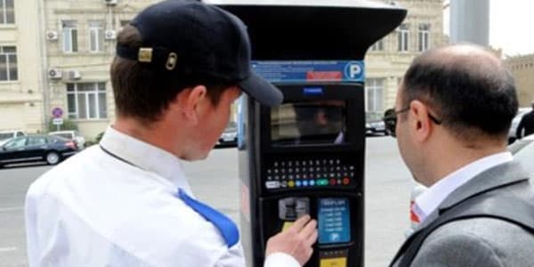 Parkomat olsa da, köşk qoyuldu: Hamıdan 1 manat tələb olunur (VİDEO)