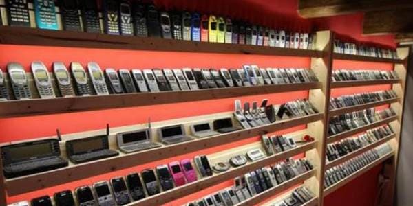 Köhnə model telefonlardan ibarət muzey (FOTO)