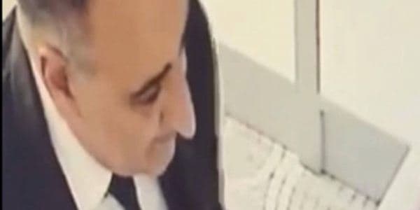 Bakıda yaşlı kişidən aptekdə inanılmaz fırıldaq (VİDEO)