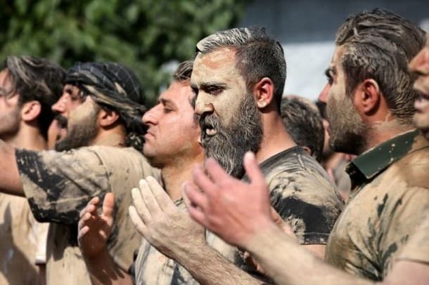 Qeyri-adi Aşura mərasimi: palçıqlı suya girir, üzlərinə palçıq sürtürlər (FOTOLAR)