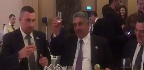 Nazir Bakıda tanınmış boksçularla sağlıq dedi (VİDEO)