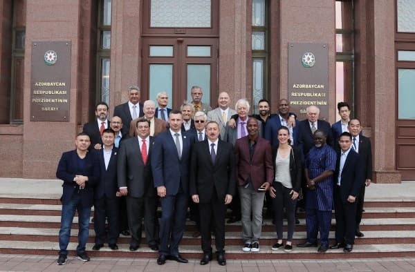 Prezident məşhur boksçularla görüşdü (FOTOLAR)