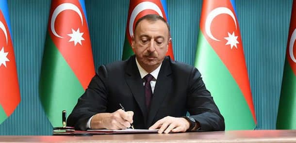 Təhsil işçiləri təltif olundu (SƏRƏNCAM)