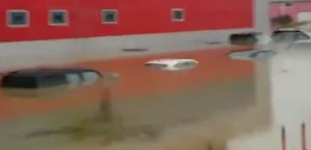 Masazırda dəhşətli görüntü: maşınlar suyun altında qaldı