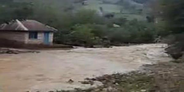 Lənkəranda avtomobil yolunu sel basdı (VİDEO)