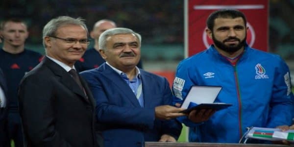 AFFA prezidenti Rəşad Sadıqova xatirə hədiyyəsi verdi