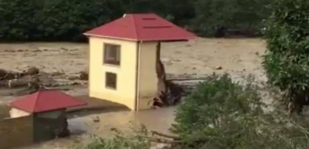 Azərbaycanda sel evi uçurdu, qadın çətin vəziyyətdə qaldı (VİDEO)