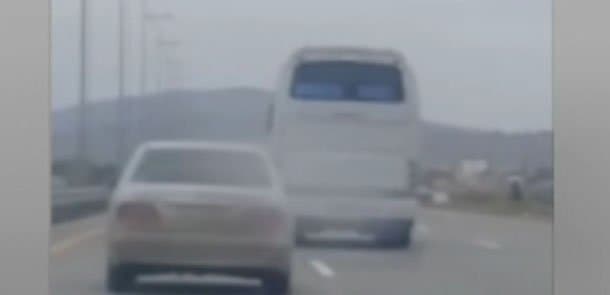 Avtobus sürücüsündən təhlükəli hərəkətlər: 120 ilə sürür... (VİDEO)