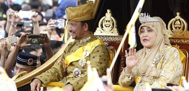 Qızıl içində üzən sultan yubileyini qeyd edir (FOTO/VİDEO)