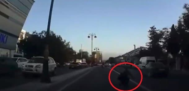 Sürücülər diqqətli olsun: Bakıda piyada özünü maşınların altına atır (VİDEO)