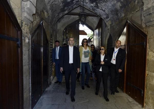 Prezident və xanımı İçərişəhərdə təndir çörəyi kəsdi (FOTOLAR)