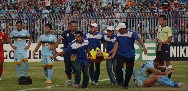 Futbol dünyası yasda: oyunda zədə alan qapıçı öldü (VİDEO)