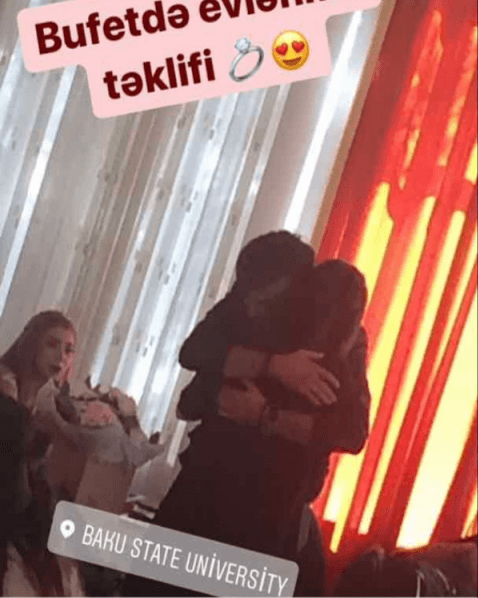 Bakıda universitetdə oğlan qıza evlənmə təklifi etdi (VİDEO)