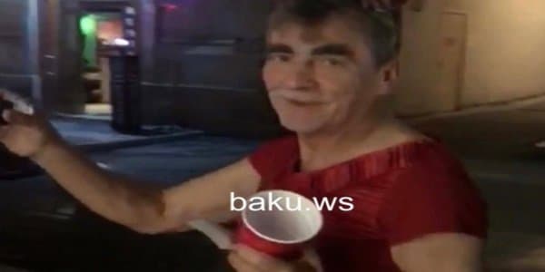 Bakıda qadın paltarı geyinmiş “kişi”lər yürüş keçirdilər (VİDEO)