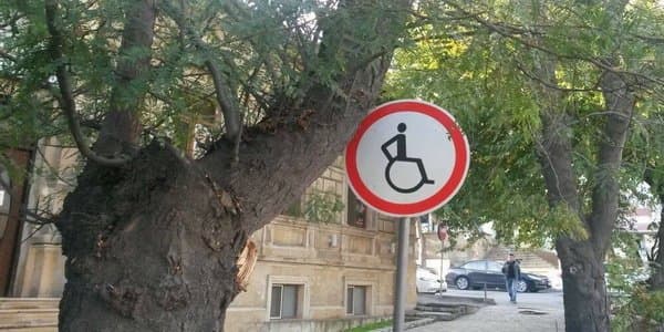 Paytaxt küçəsinə əcaib yol nişanı qoyuldu