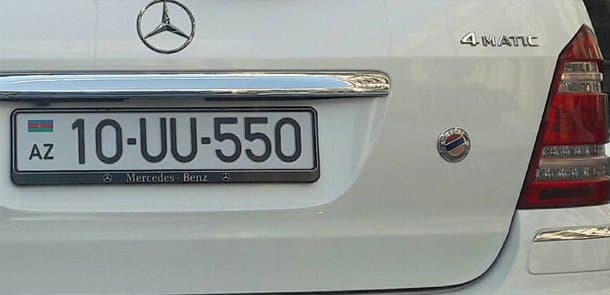 Üzərində Emənistan bayrağının emblemi olan avtomobil kimindir? (FOTO)