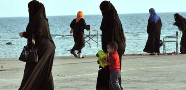 Din xadimi təcavüzə görə qadınları günahlandırdı