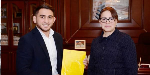İcra başçısı dünya çempionuna ev bağışladı - FOTO