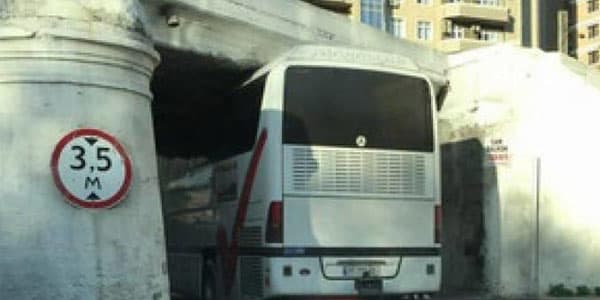 Bakıda avtobus körpüyə niyə ilişdi? (FOTO)