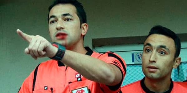 Futbolçu hakimin ağzını partlatdı (FOTOLAR)