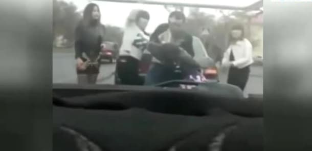 Kişi mübahisə etdiyi qadınları küçənin ortasında elə hala saldı ki... (VİDEO)