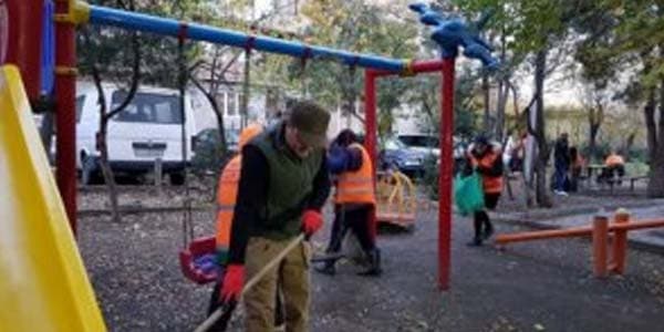 Rustavinin yeni meri ilk iş günündə şəhərdə küçə süpürdü (FOTO)