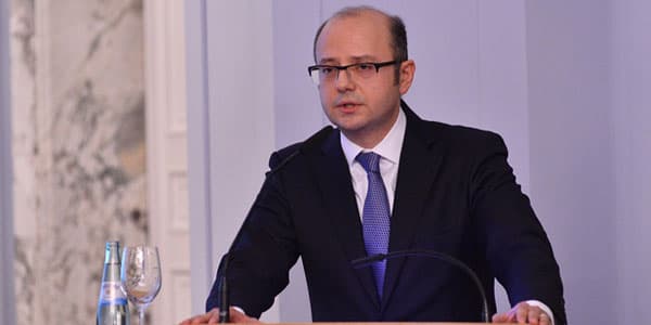 Yeni nazir 3 yüksək vəzifəli məmuru işdən çıxardı