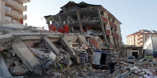 Həyatınızı xilas edəcək tövsiyələr!: Zəlzələ anında nə etməli?