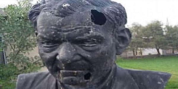 İranda dahi şair Şəhriyarın büstü təhqir edildi (FOTO)