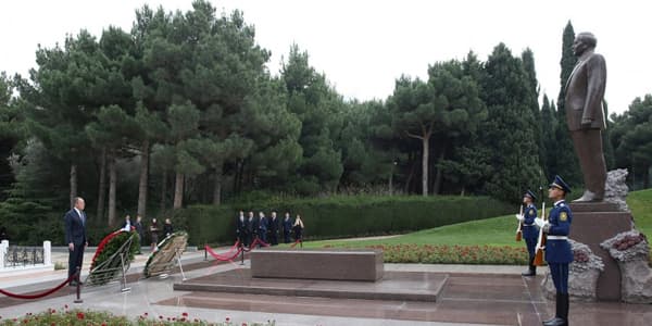 Lavrov Heydər Əliyevin məzarını və Şəhidlər xiyabanını ziyarət etdi - FOTO
