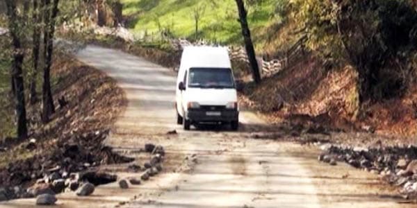 Azərbaycanda dağ uçdu, qaya parçaları yeni çəkilən yolu bağladı (VİDEO)