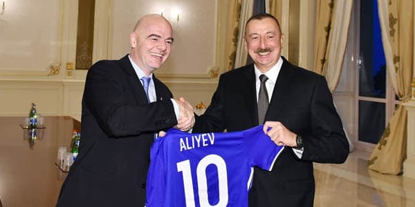 FIFA prezidenti İlham Əliyevə "10 nömrə"ni hədiyyə etdi - FOTOLAR