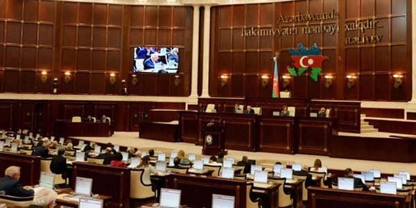 Deputat: "Bəzi nazirlikləri ləğv etmək vaxtıdır"