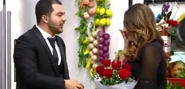 "Xəzər" TV-də gözlənilməz olay: aparıcıdan canlı yayımda evlilik təklifi (VİDEO)