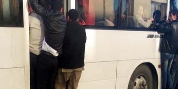 Avtobus qapısı açıq vəziyyətdə sərnişin daşıyır (VİDEO)