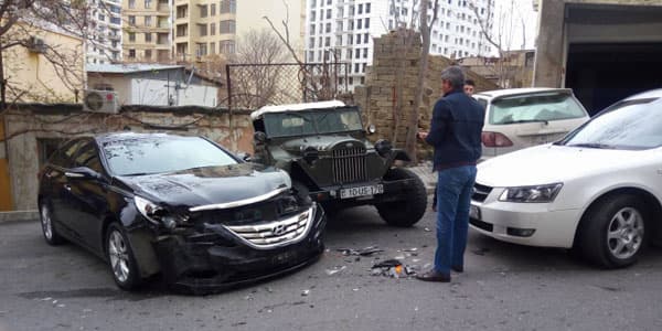 Bakıda səfirliyin işçisi yüksəkvəzifəli şəxsin maşınını vurub qaçdı (FOTO)