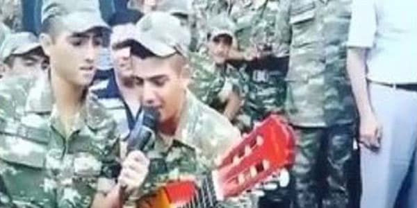 Azərbaycan əsgərinin gitara ilə möhtəşəm ifası (VİDEO)