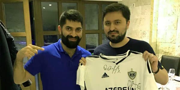 Məşhur rəssama “Qarabağ”ın forması təqdim olundu (FOTO)