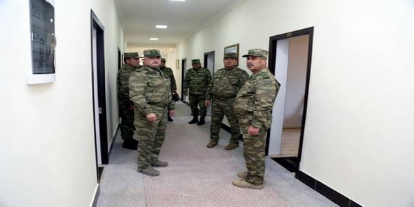 Cəbhə bölgəsində zabitlərə evlər verildi (FOTOLAR)