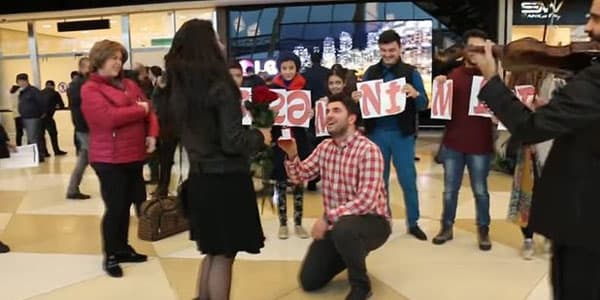 Bakı aeroportunda sürpriz evlilik təklifi: qız "yox" dedi (VİDEO)