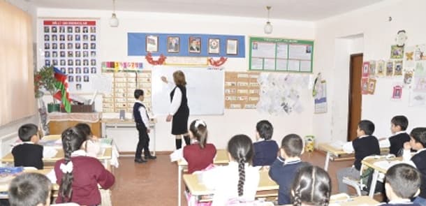 14 nömrəli məktəbdə qalmaqal: valideynlər bir şagirdə görə övladlarını məktəbə buraxmır