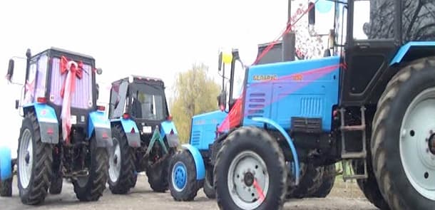 Ağcabədidə bəy qız evinə traktor karvanı ilə getdi (FOTOLAR)