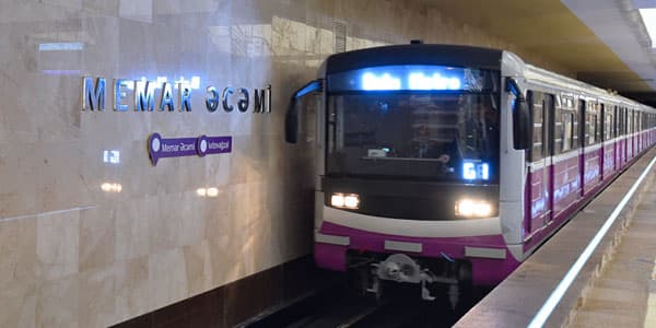 Bakı metrosunda sərnişin vaqonların arasında getmək istədi