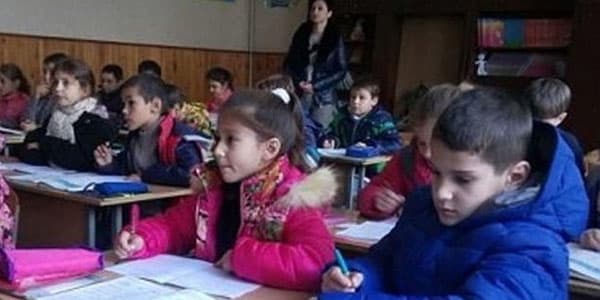 Bakıda köçkün məktəbində şagirdlər soyuqdan donurlar