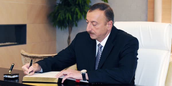 İlham Əliyev Cavanşir Qurbanova orden verdi (FOTO)