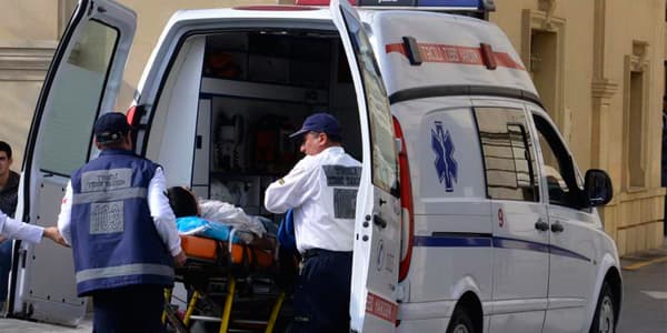 Tovuzda "Mercedes" hərbçiləri daşıyan maşınla toqquşdu: yaralı var