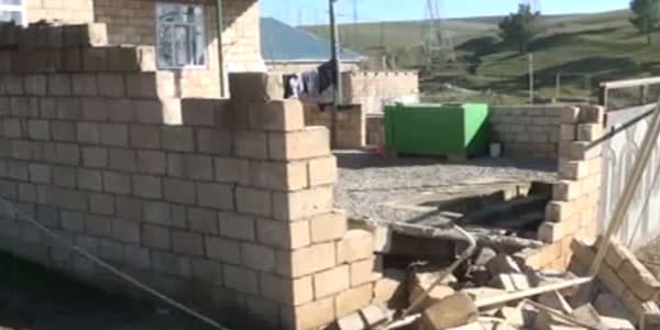 Azərbaycanda sürüşmə: Evlər qəzalı vəziyyətə düşdü (VİDEO)